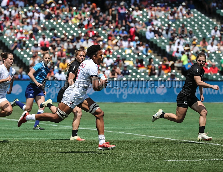2018RugbySevensSat-11.JPG - Kristen Thomas on a run against New Zealand in the women's championship semi-finals of the 2018 Rugby World Cup Sevens, Saturday, July 21, 2018, at AT&T Park, San Francisco.  New Zealand defeated the United States 26-21. (Spencer Allen/IOS via AP)